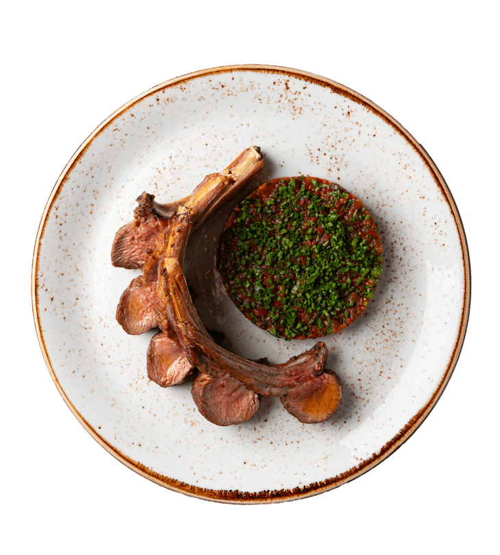 Каре ягнёнка с печёными овощами и соусом из сливы